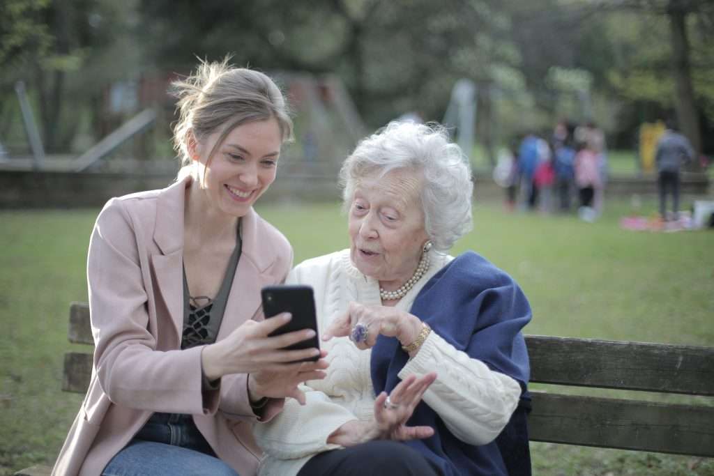 zorg dame met oudere vrouw